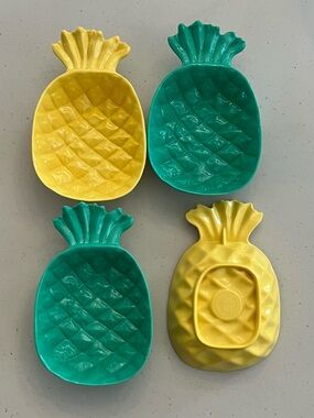 Vintage set of 4 small Pineapple snack Dishes - Mela-ware
